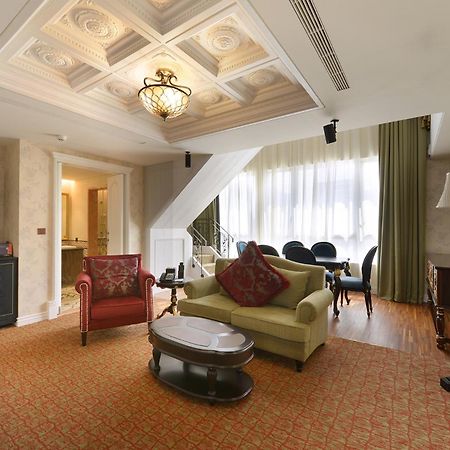 โกลเดน ทิวลิป อาร์เอส บูทิก โฮเต็ล Hotel ไถหนาน ภายนอก รูปภาพ